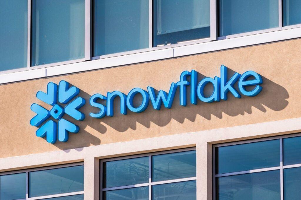 Snowflake Stock Surge 22% as AI Demand Drives Revenue Forecast to $6.07 Billion