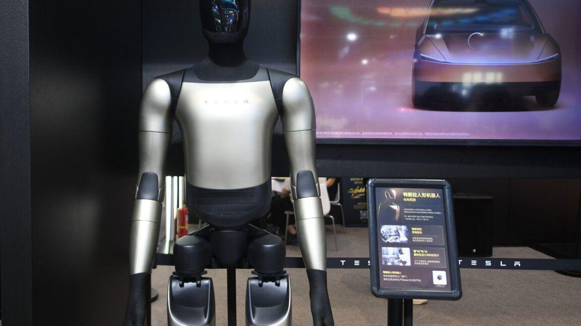 Tesla Optimus Production Surges to Hundreds Weekly, But AI Generalization Remains Elusive