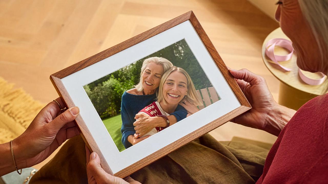 Amazon Launches Alexa Photo Frame With AI That Picks Your Best Photos